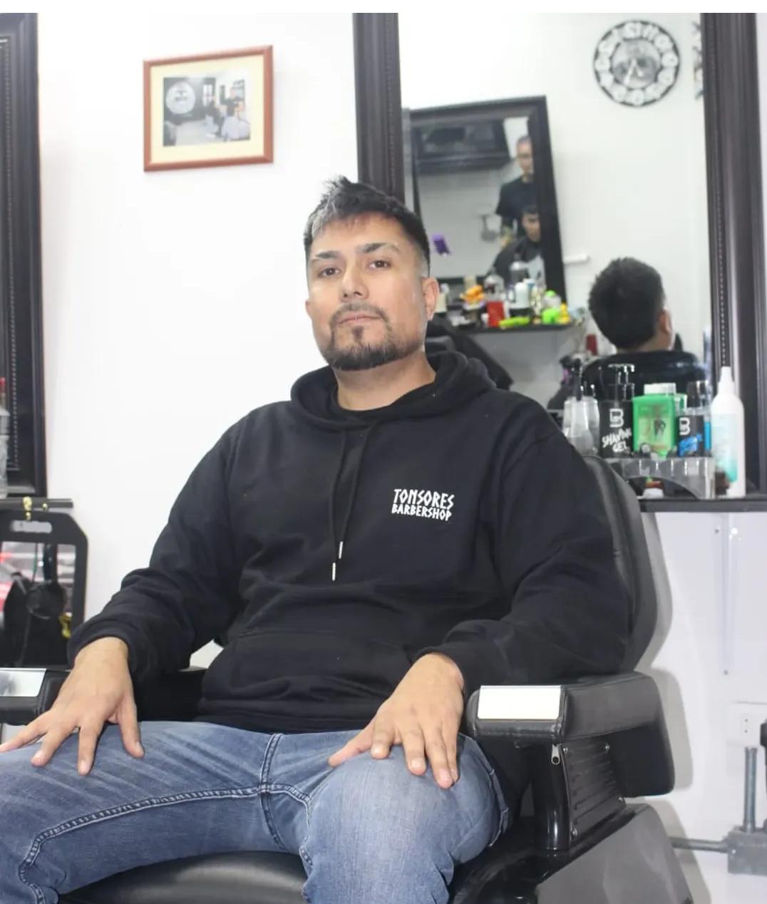 Joaquín, fundador de Tonsores Barbería, en la barbería